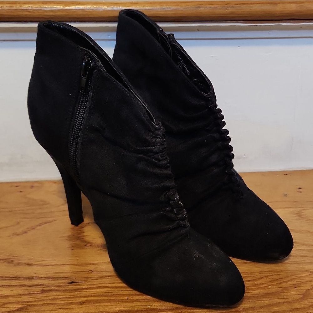 Size 7 black booties ruched scrunched heels side zipper suede spring brand preow